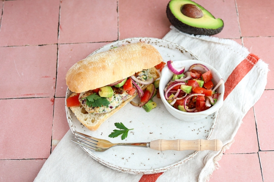Broodje kipburger met tomaat & avocado salsa