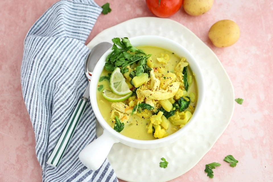 Indiase kippensoep met bloemkool