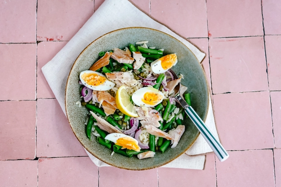 Orzosalade met sperziebonen, gerookte forel & ei