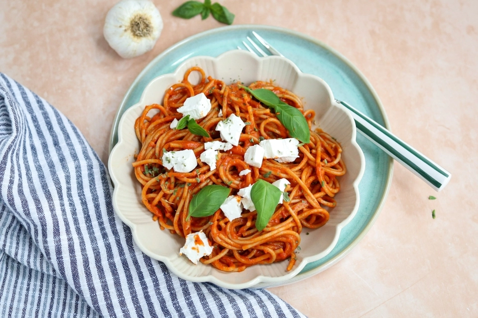 Spaghetti met gegrilde puntpaprikasaus & geitenkaas