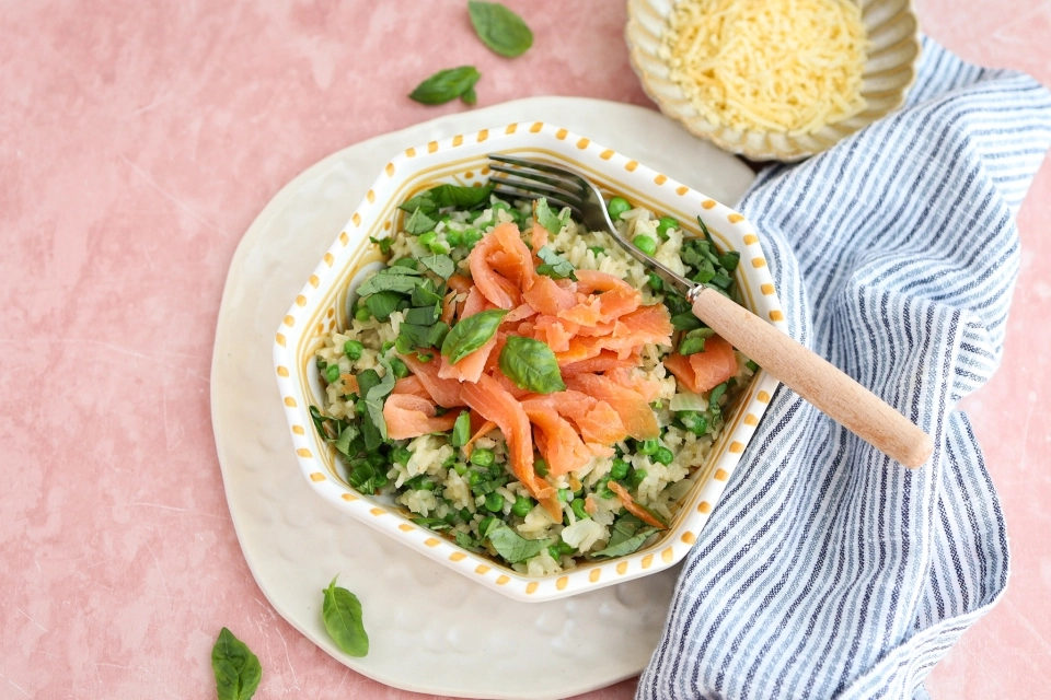 Tuinerwten risotto met gerookte zalm
