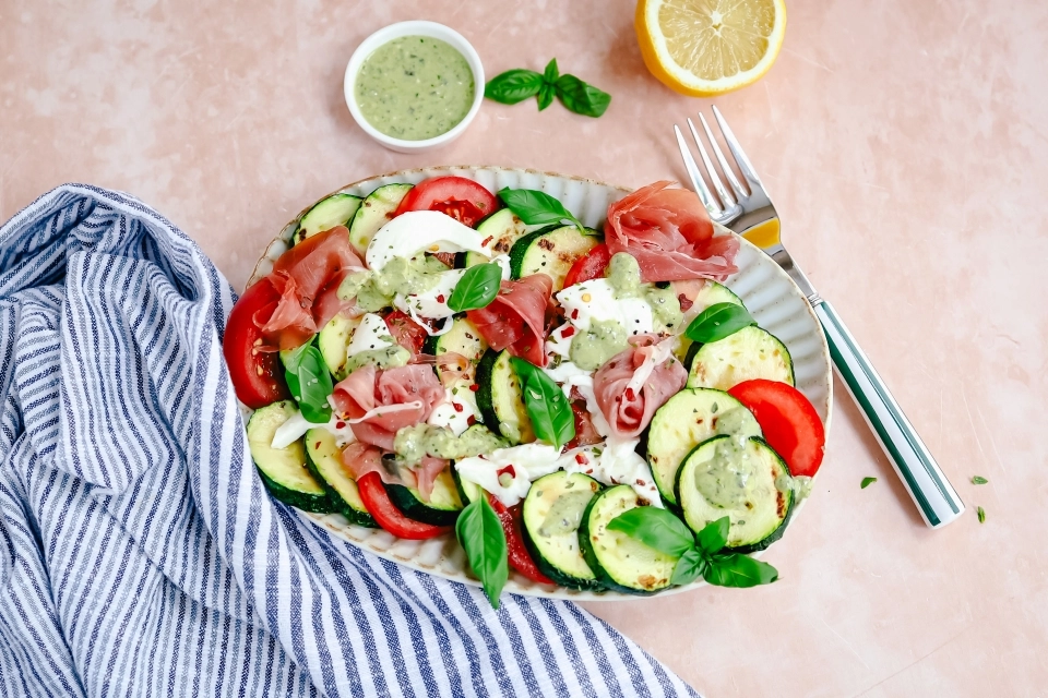 Courgette caprese met rauwe ham
