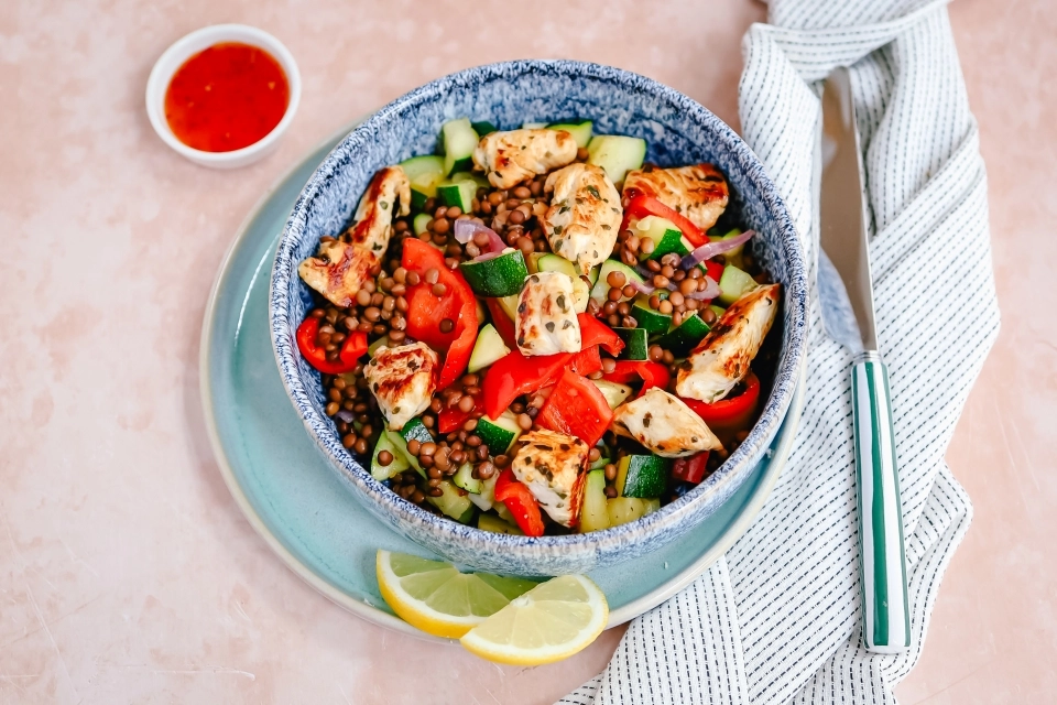 Linzenroerbak met paprika, courgette & kip