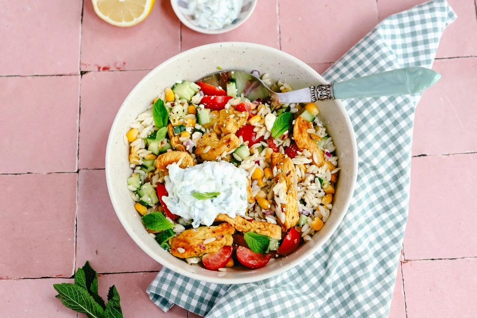 Orzosalade met feta, kip & tzatziki