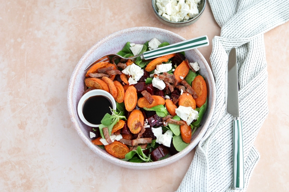 Salade met biet, geroosterde wortel & kalkoen