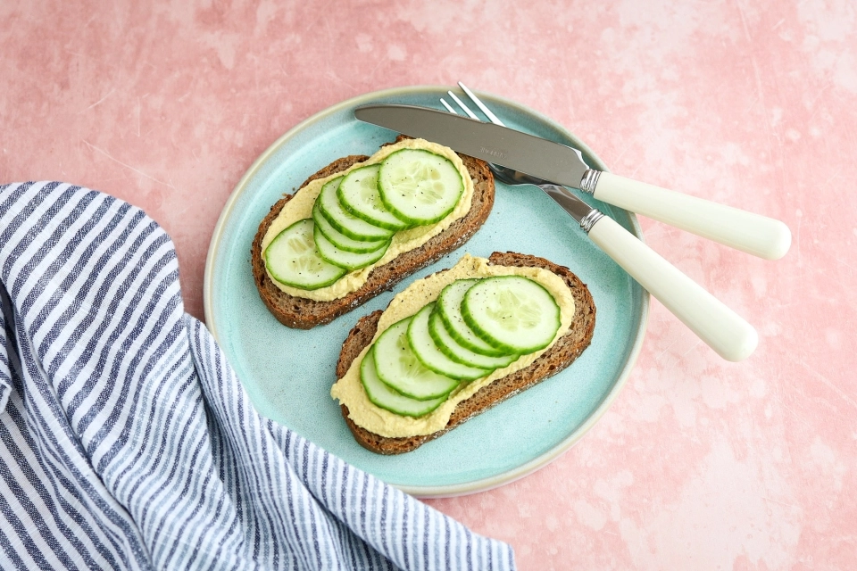 Brood met kerriehummus