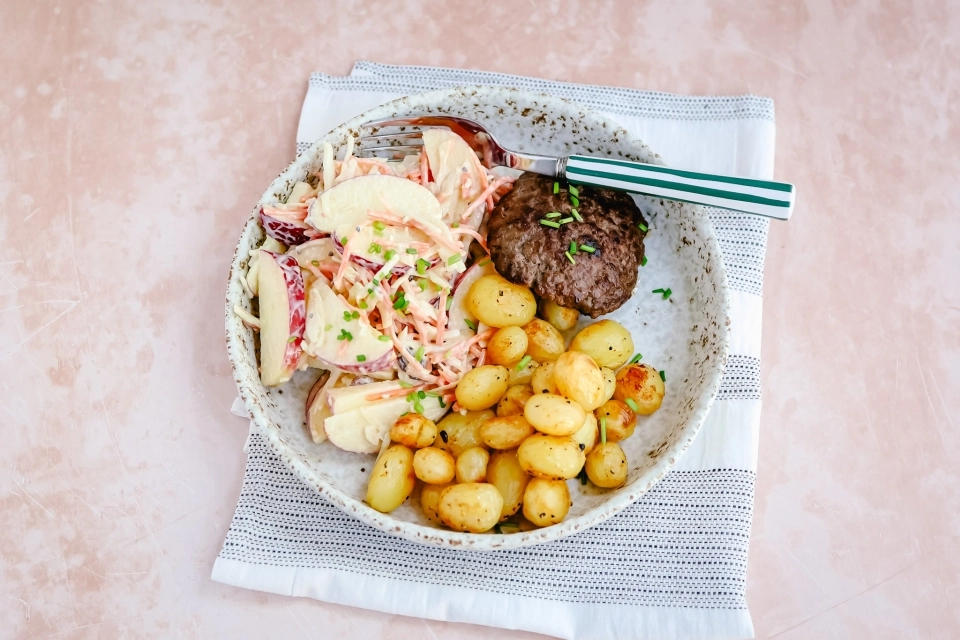 Knoflookkrieltjes met hamburger & koolsalade met appel