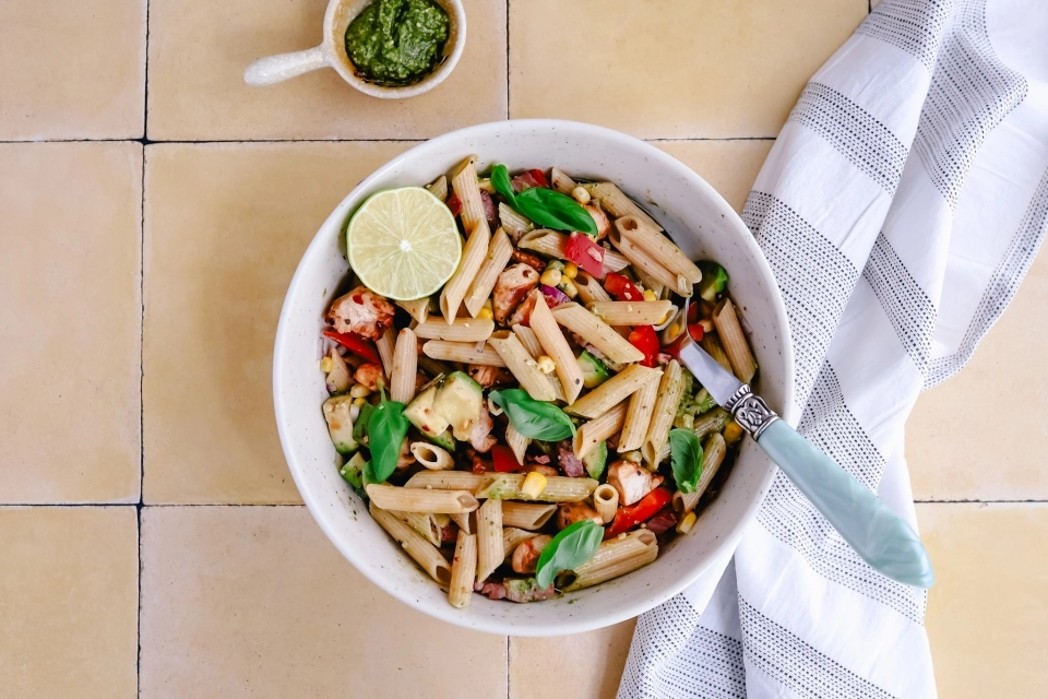 Pastasalade met kip, avocado & maïs