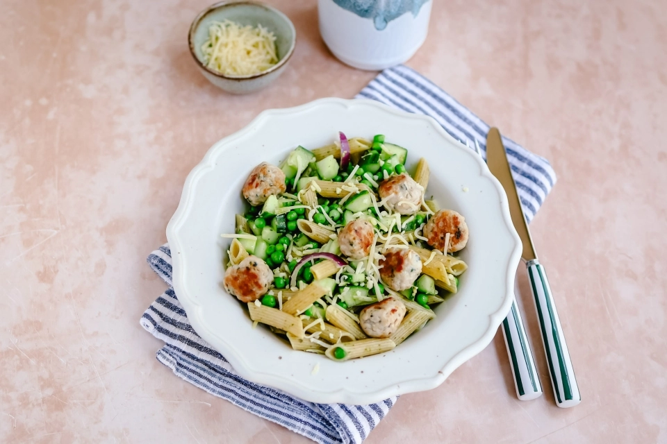 Pastasalade met tuinerwten & kipgehaktballetjes