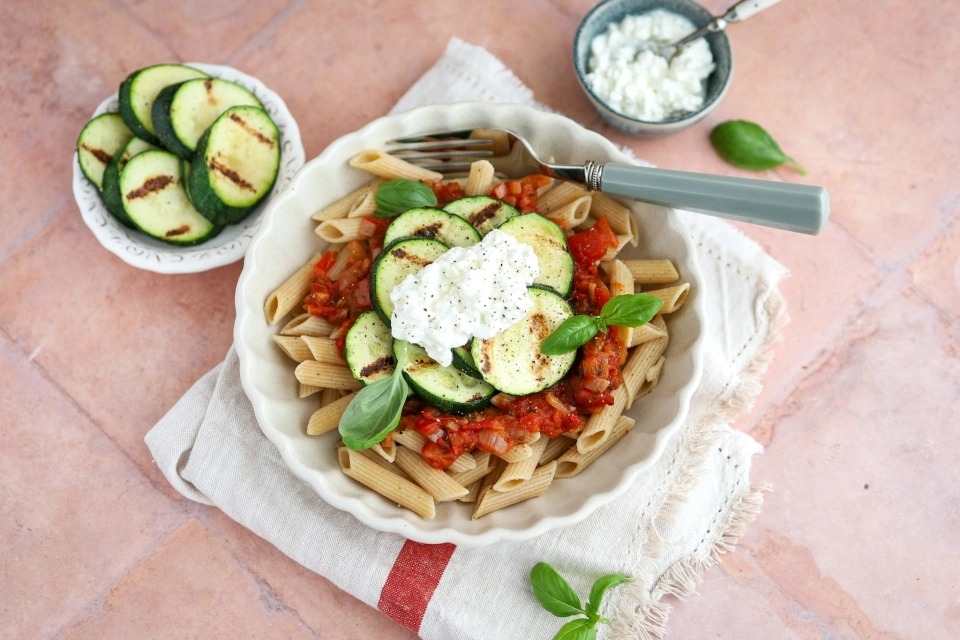 Penne met tomatensaus & geroosterde courgette