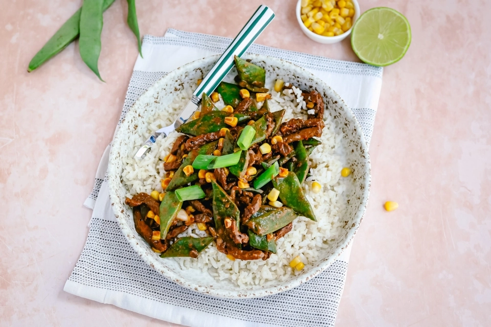 Rijst met snijbonen, mais & runderreepjes in pindasaus