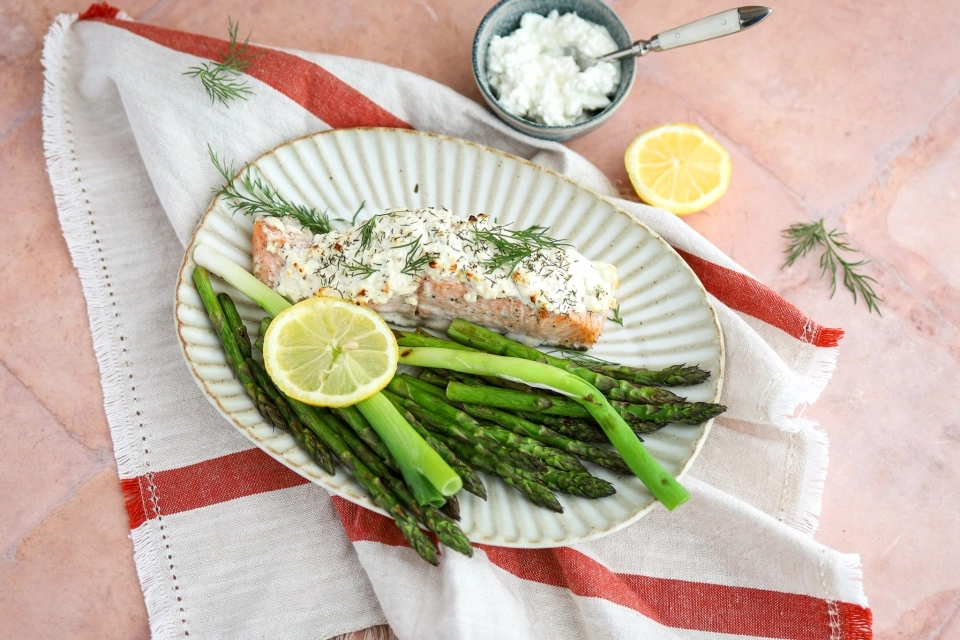 Zalm uit de oven met groene asperges