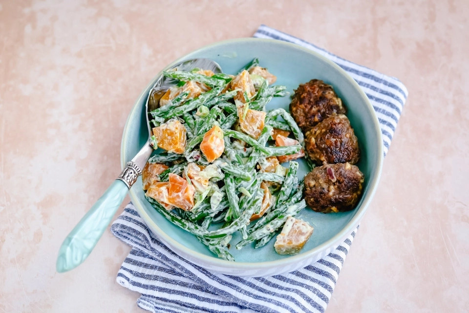 Zoete aardappelsalade & hamburgertjes met kaas