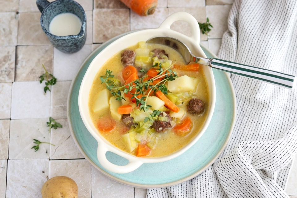 Aardappelsoep met prei, wortel & gehaktballetjes