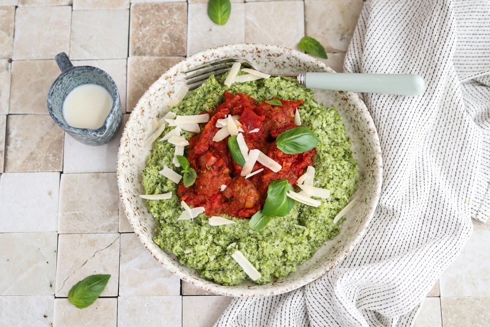 Broccolipuree met gehaktballetjes in tomatensaus