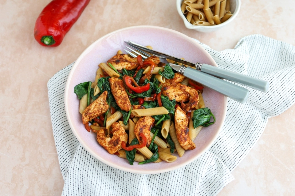 Kalkoenfiletreepjes met spinaziepasta