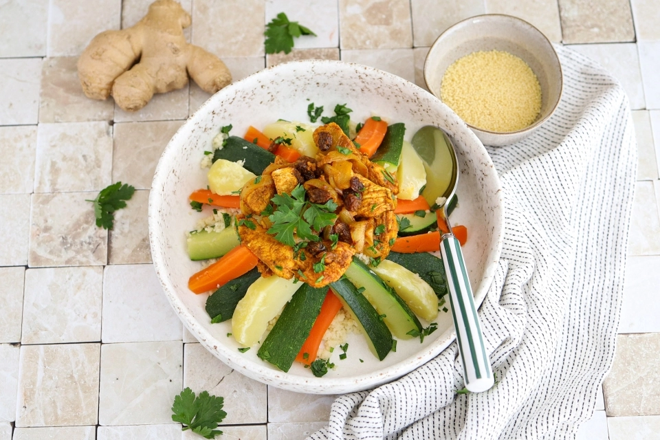 Marokkaanse couscous met groenten, kip & rozijnen