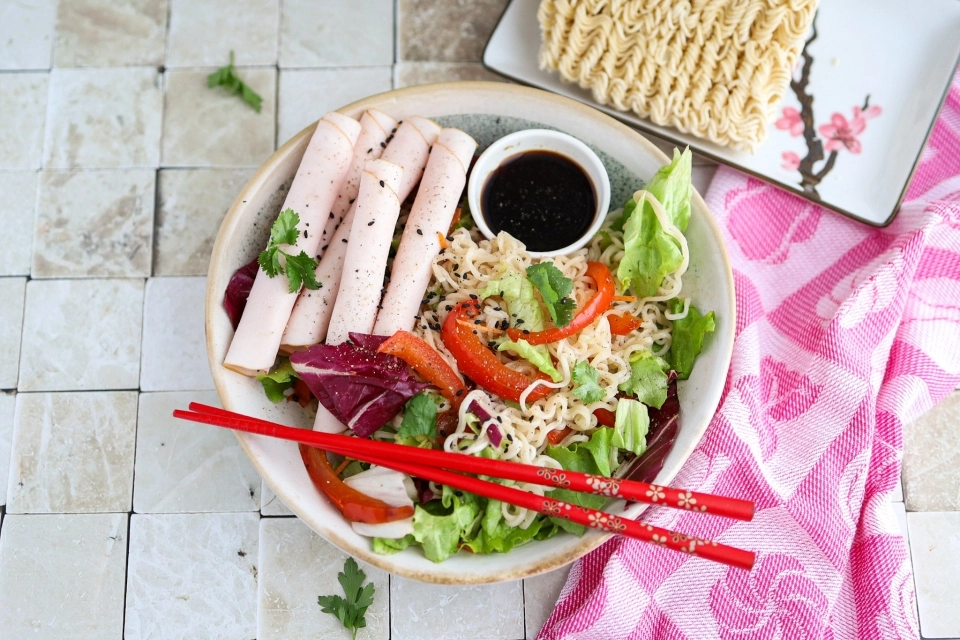 Noedelsalade met kalkoenfilet