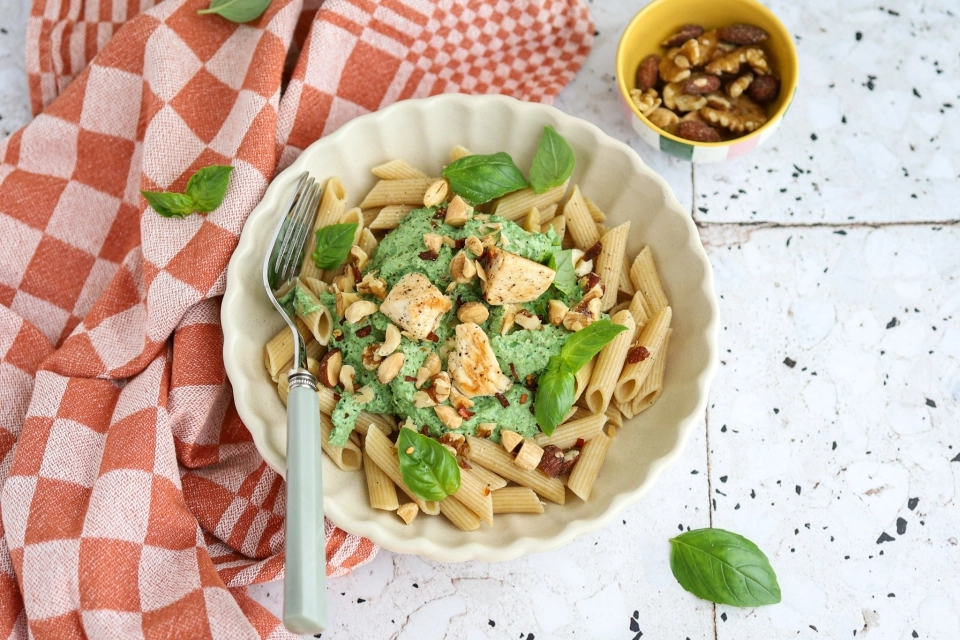 Pasta met boerenkoolsaus & nootjes