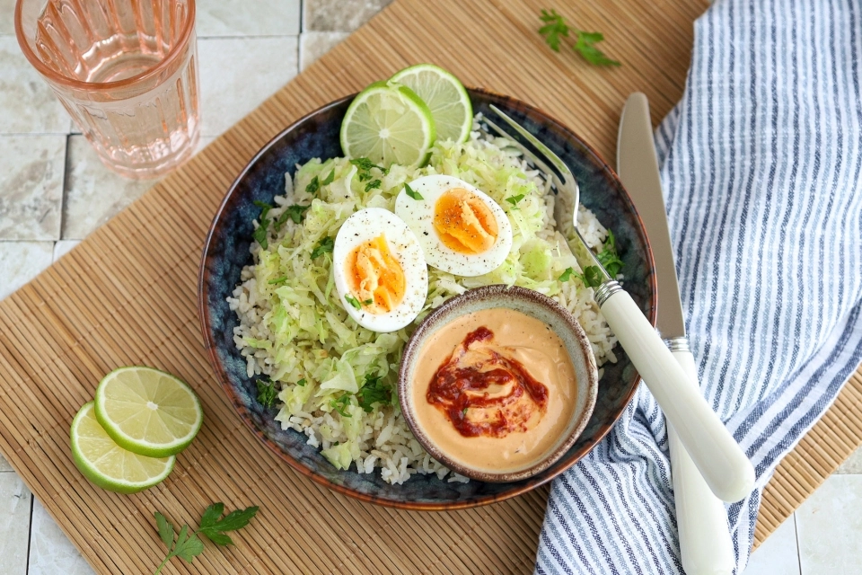 Spitskool met ei & pindasaus