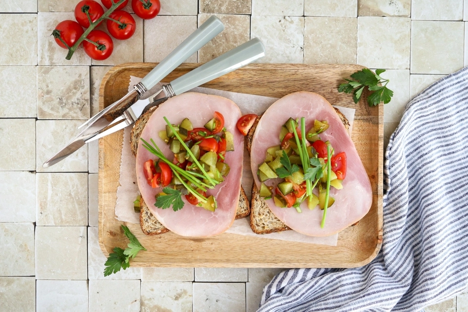 Brood met ham & augurksalsa