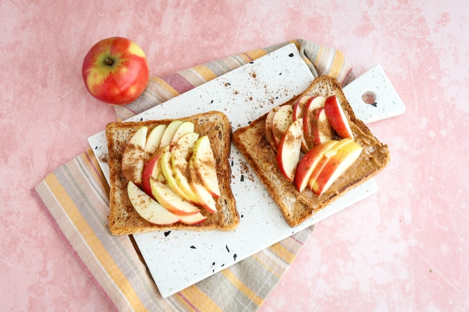 Brood met pindakaas, appel, kaneel & honing