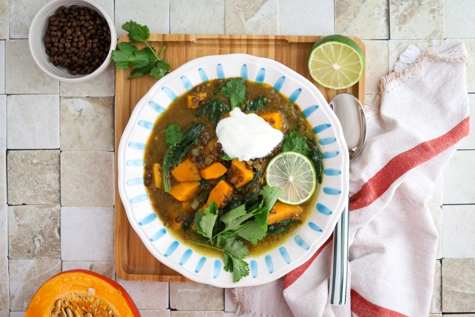 Indiase linzensoep met spinazie