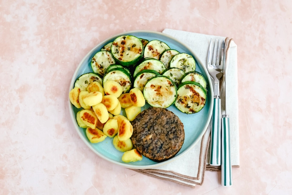 Gnocchi met gegrilde courgette & plantaardige burger