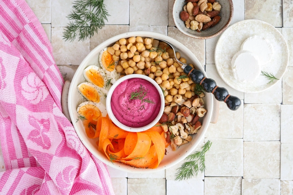 Bowl met kikkererwten & bieten-geitenkaaspuree