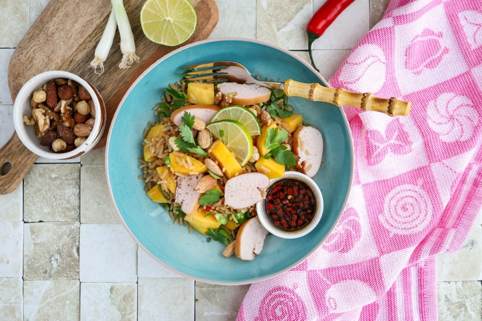 Aziatische rijstsalade met gerookte kip