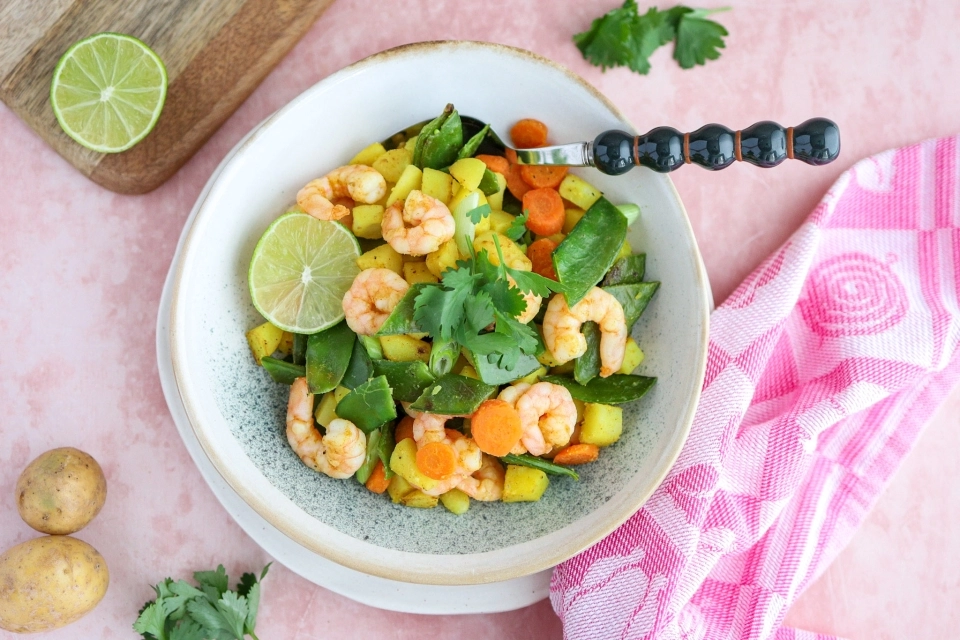 Roerbak van garnalen, bosui, peultjes & wortel