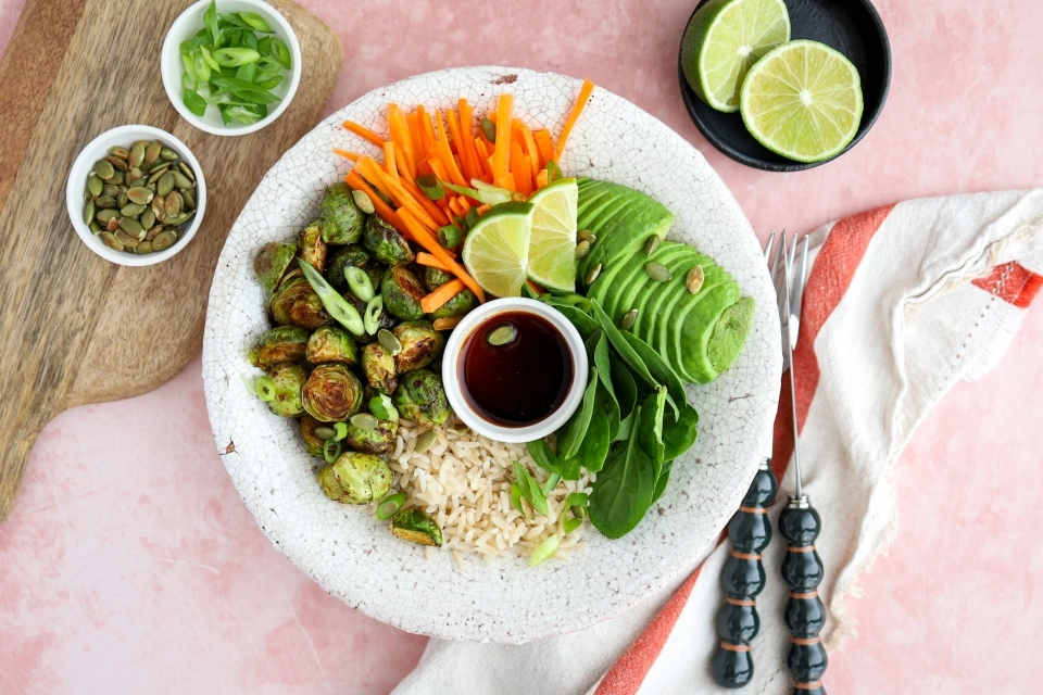 Bowl met rijst, gekarameliseerde spruitjes & avocado