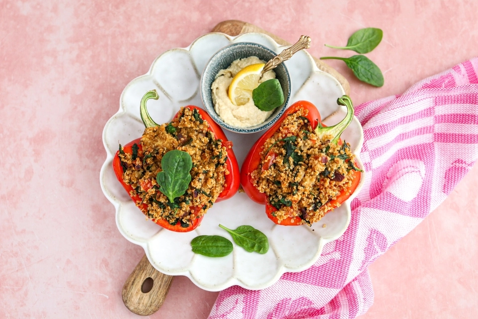 Gevulde paprika met quinoa, spinazie & hummus