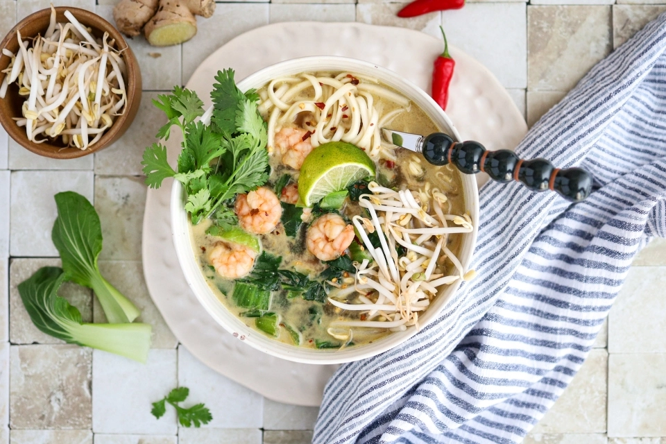 Kokosnoedelsoep met garnalen & paksoi