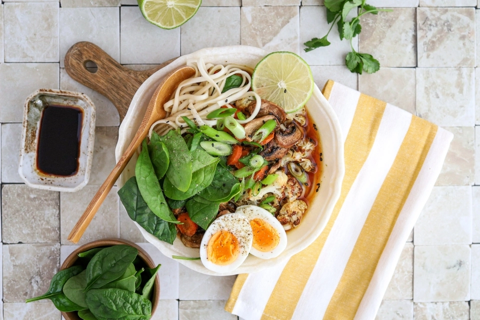 Ramen met geroosterde bloemkool, champignons & ei