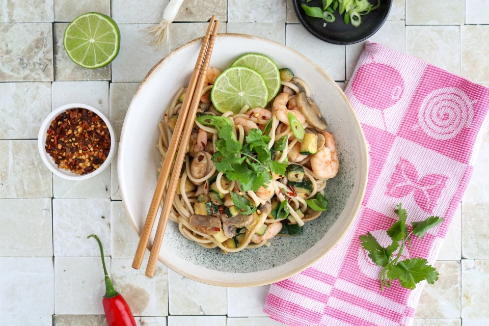 Aziatische noedels met garnalen & champignons