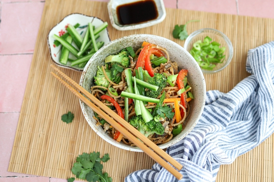 Romige pindanoedels met tofu & broccoli