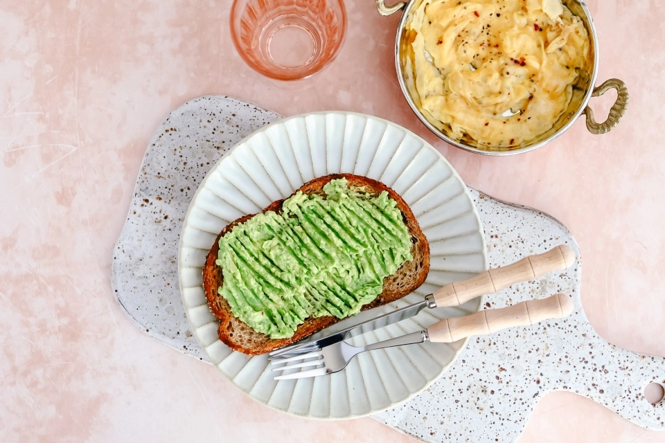Avocadotoast met roerei