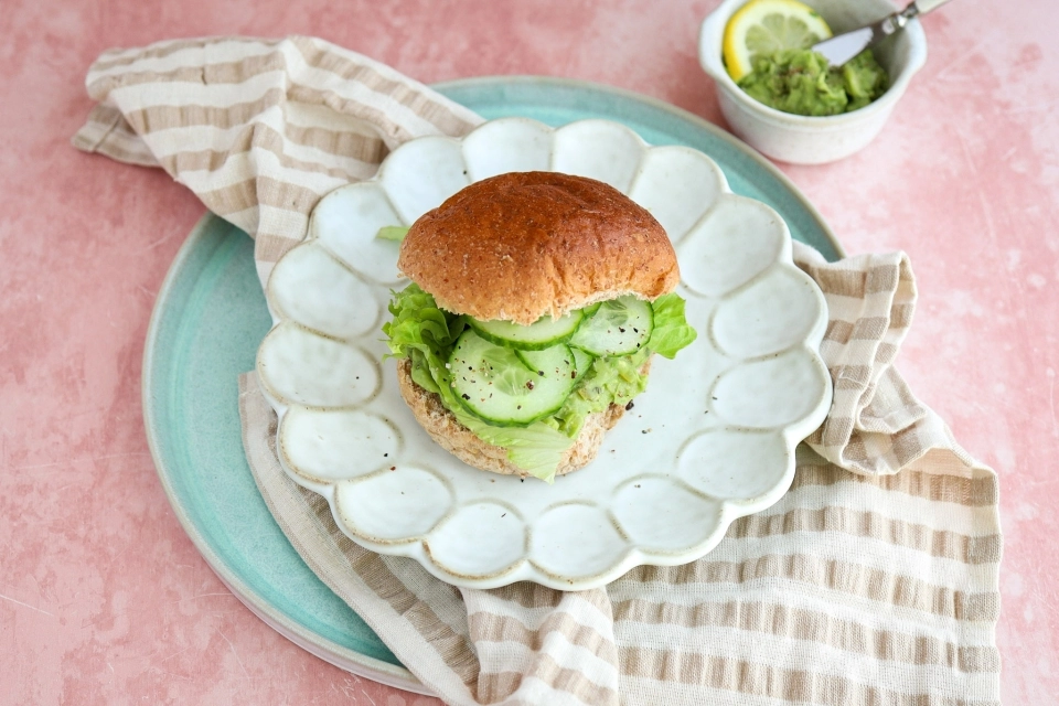 Broodje met avocado-cannellinibonenspread