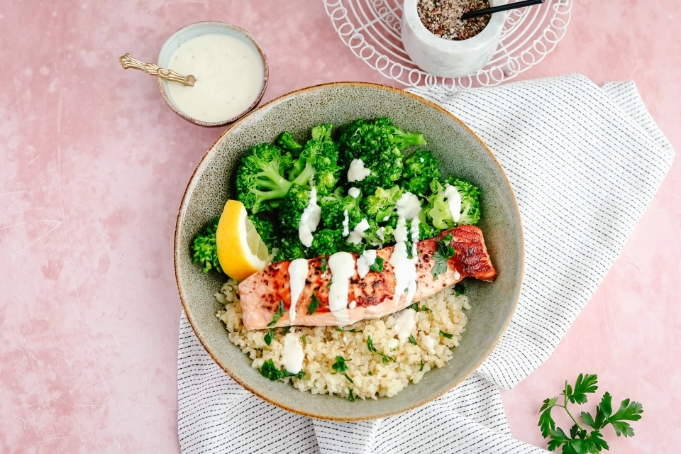 Zalm met citroen-knoflooksaus, broccoli & rijst