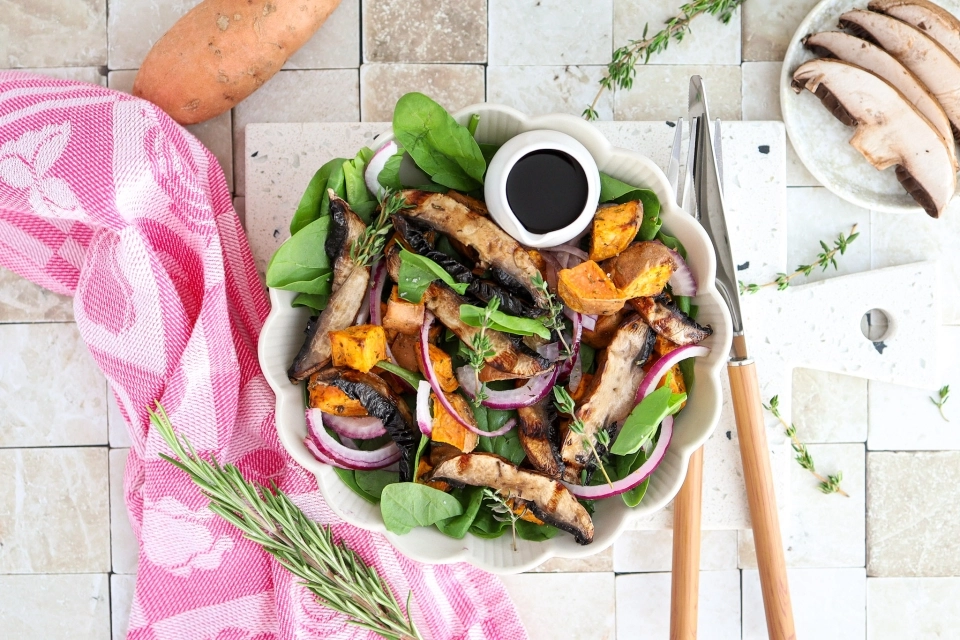Salade met zoete aardappel, portobello & spinazie